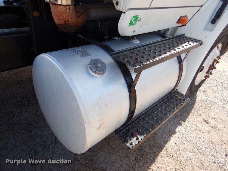 image for item DJ0365 2005 International 8600  semi truck