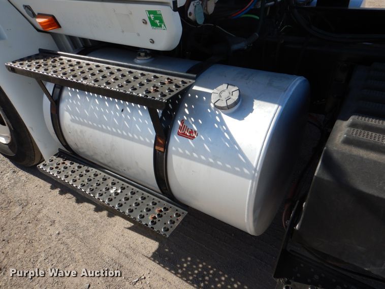 image for item DJ0365 2005 International 8600  semi truck