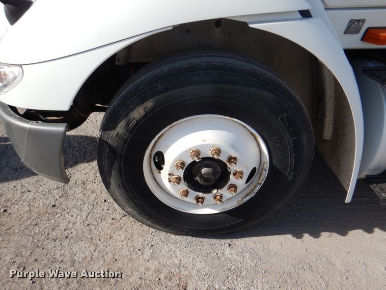 image for item DJ0365 2005 International 8600  semi truck