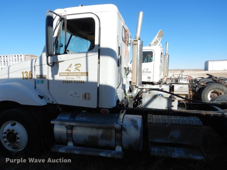 image for item DJ4915 2007 Freightliner Columbia  semi truck