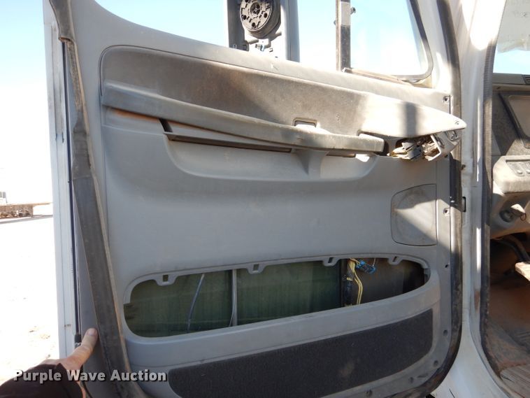 image for item DJ4915 2007 Freightliner Columbia  semi truck