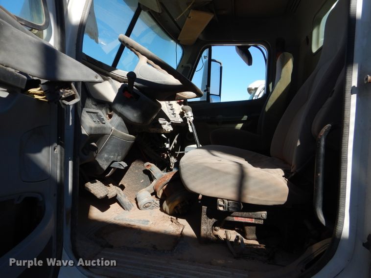 image for item DJ4915 2007 Freightliner Columbia  semi truck