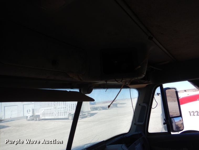 image for item DJ4915 2007 Freightliner Columbia  semi truck