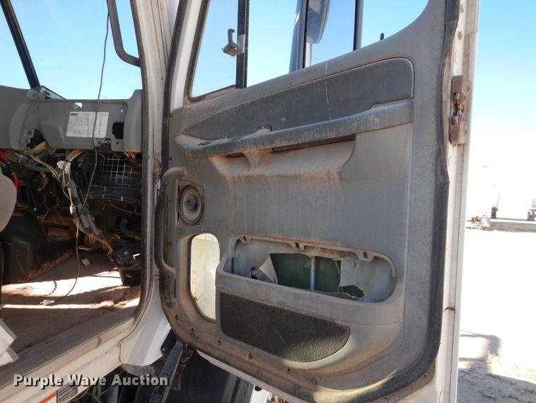 image for item DJ4915 2007 Freightliner Columbia  semi truck