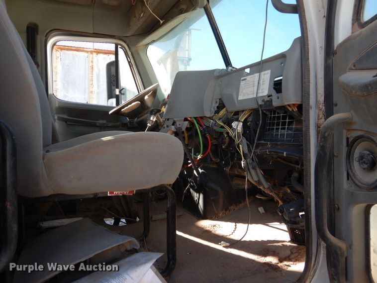 image for item DJ4915 2007 Freightliner Columbia  semi truck