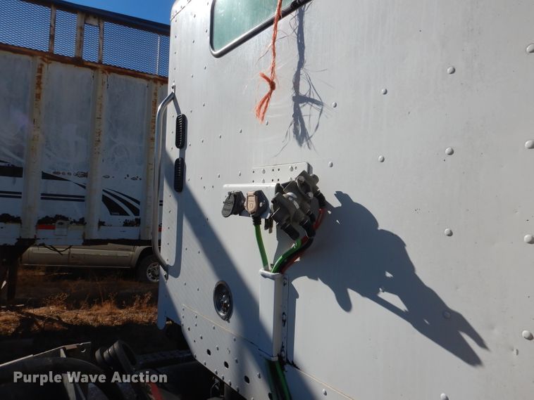 image for item DJ4915 2007 Freightliner Columbia  semi truck