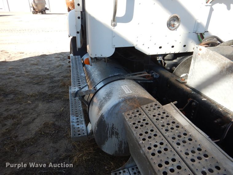 image for item DJ4915 2007 Freightliner Columbia  semi truck