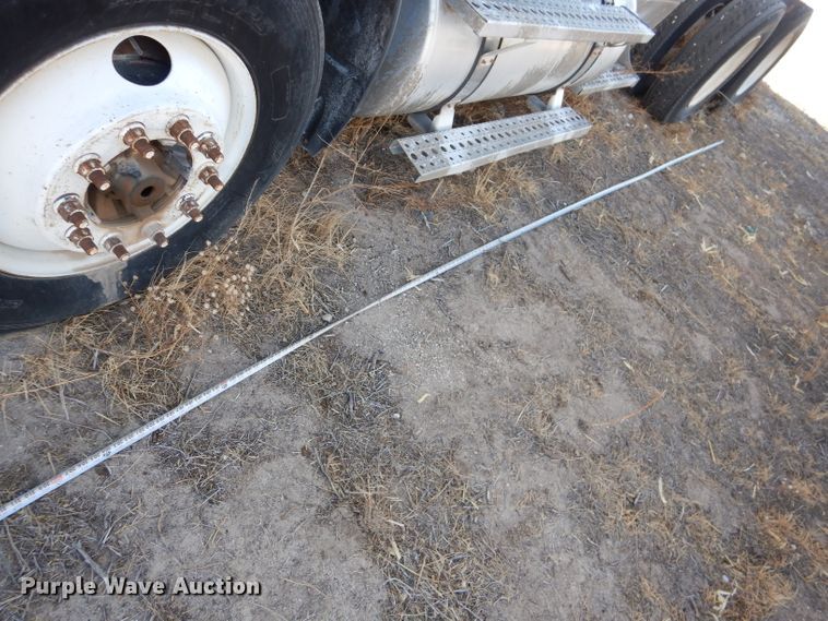 image for item DJ4915 2007 Freightliner Columbia  semi truck