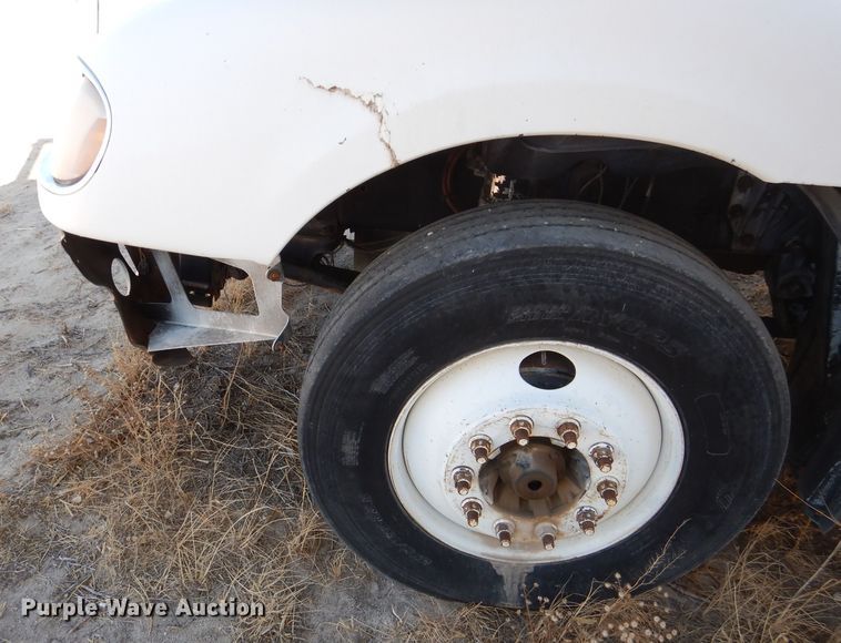 image for item DJ4915 2007 Freightliner Columbia  semi truck