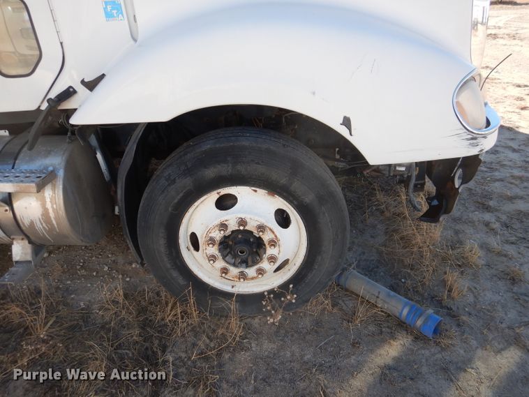 image for item DJ4915 2007 Freightliner Columbia  semi truck