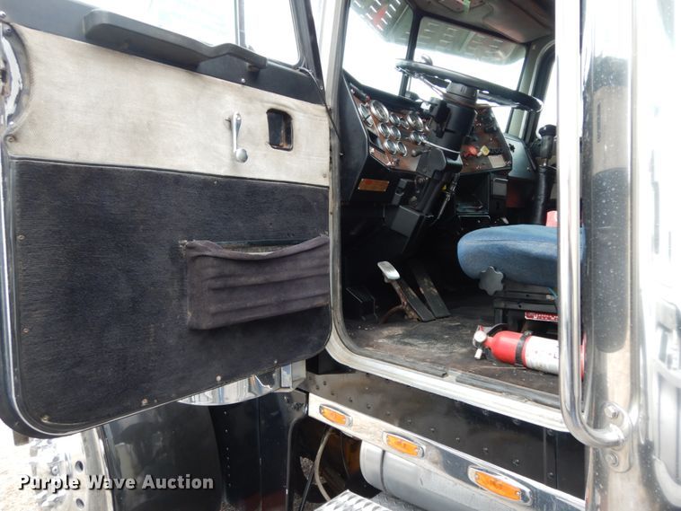 image for item DJ8196 1990 Peterbilt 379  semi truck