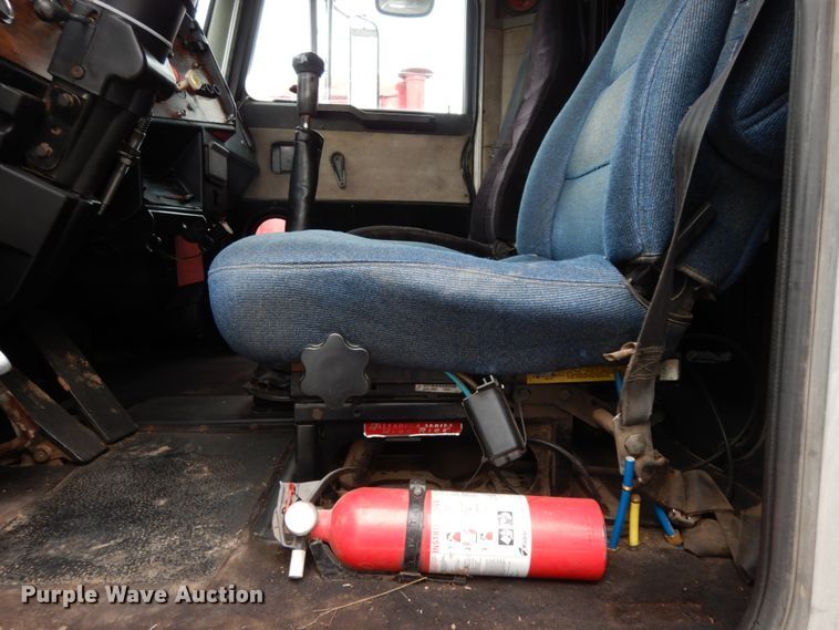 image for item DJ8196 1990 Peterbilt 379  semi truck