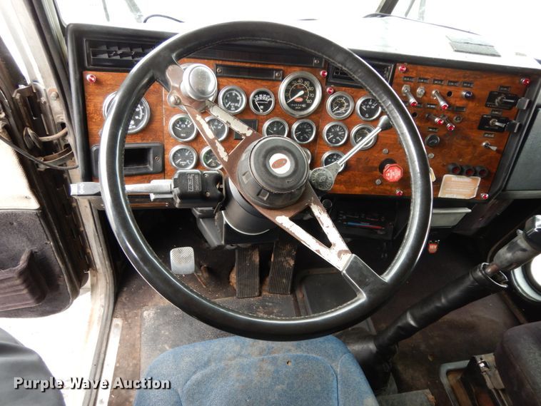 image for item DJ8196 1990 Peterbilt 379  semi truck