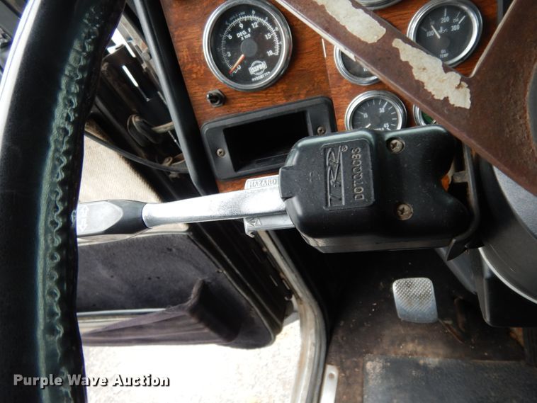 image for item DJ8196 1990 Peterbilt 379  semi truck