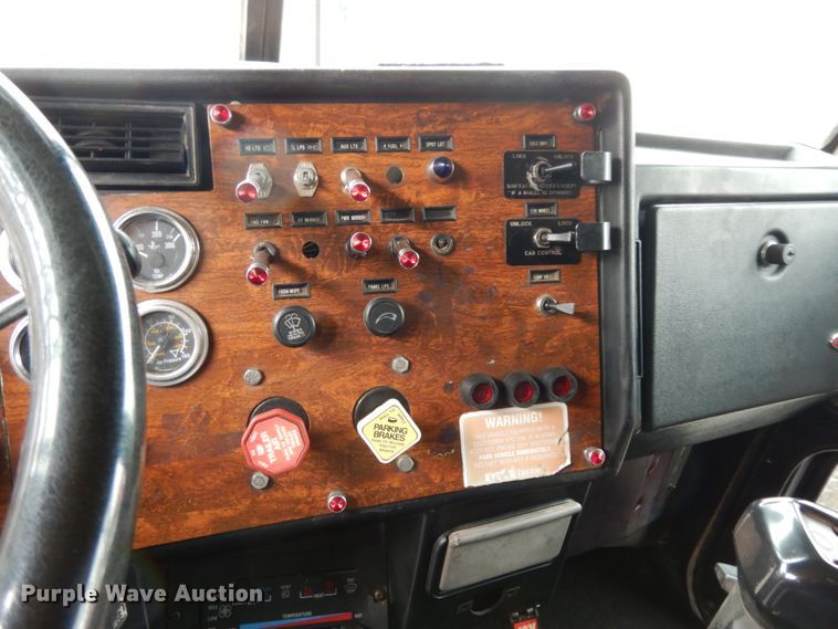 image for item DJ8196 1990 Peterbilt 379  semi truck