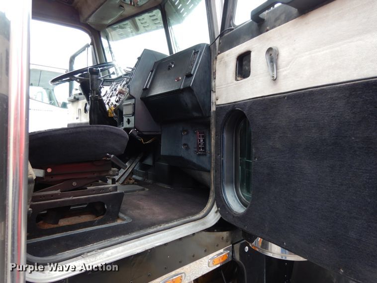 image for item DJ8196 1990 Peterbilt 379  semi truck