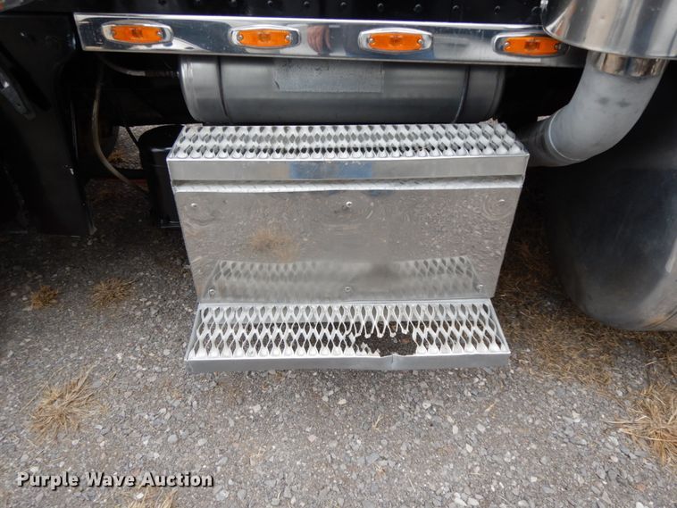 image for item DJ8196 1990 Peterbilt 379  semi truck