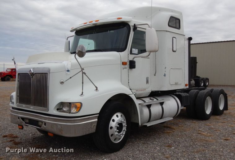 image for item DJ8197 2002 International 9200i  semi truck