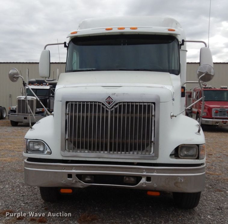 image for item DJ8197 2002 International 9200i  semi truck