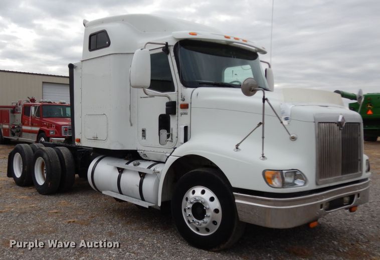 image for item DJ8197 2002 International 9200i  semi truck