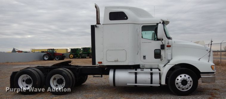 image for item DJ8197 2002 International 9200i  semi truck