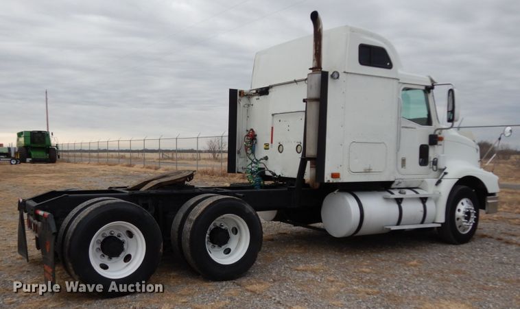 image for item DJ8197 2002 International 9200i  semi truck