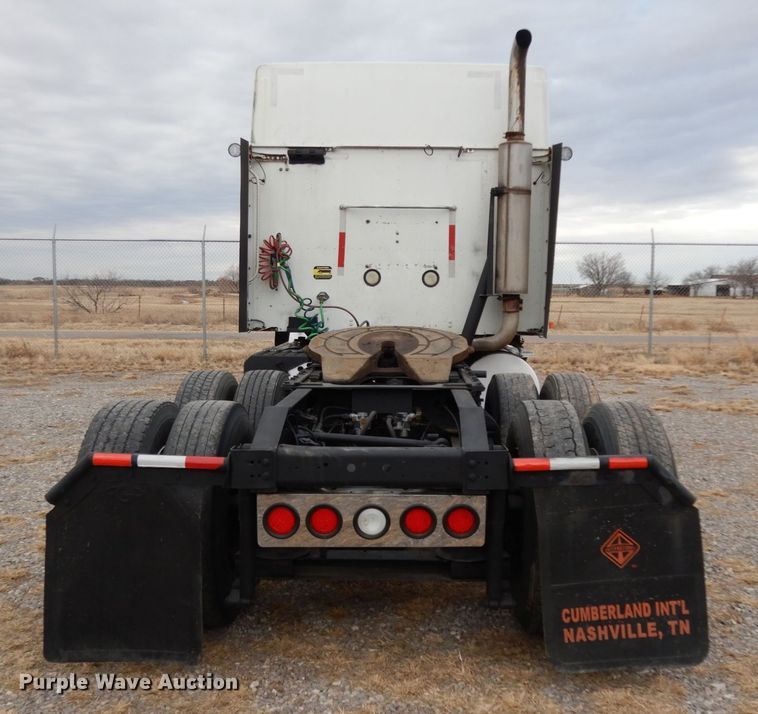 image for item DJ8197 2002 International 9200i  semi truck