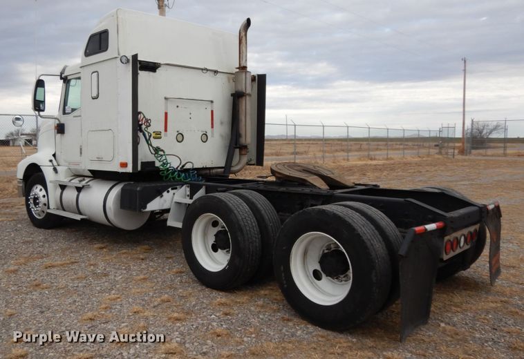 image for item DJ8197 2002 International 9200i  semi truck