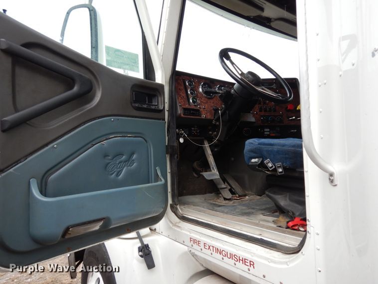 image for item DJ8197 2002 International 9200i  semi truck