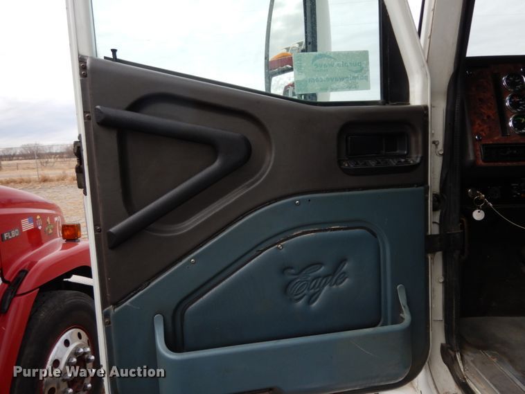 image for item DJ8197 2002 International 9200i  semi truck