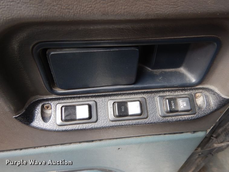 image for item DJ8197 2002 International 9200i  semi truck