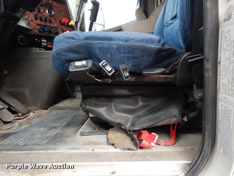 image for item DJ8197 2002 International 9200i  semi truck