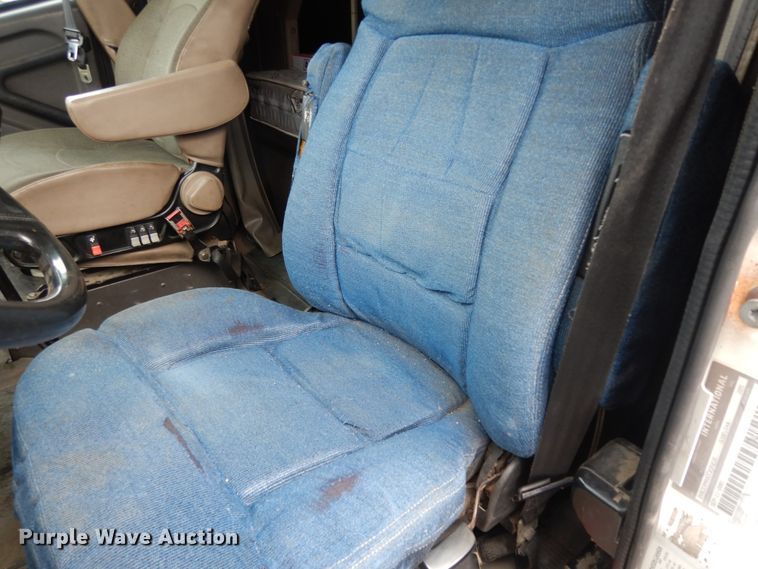 image for item DJ8197 2002 International 9200i  semi truck