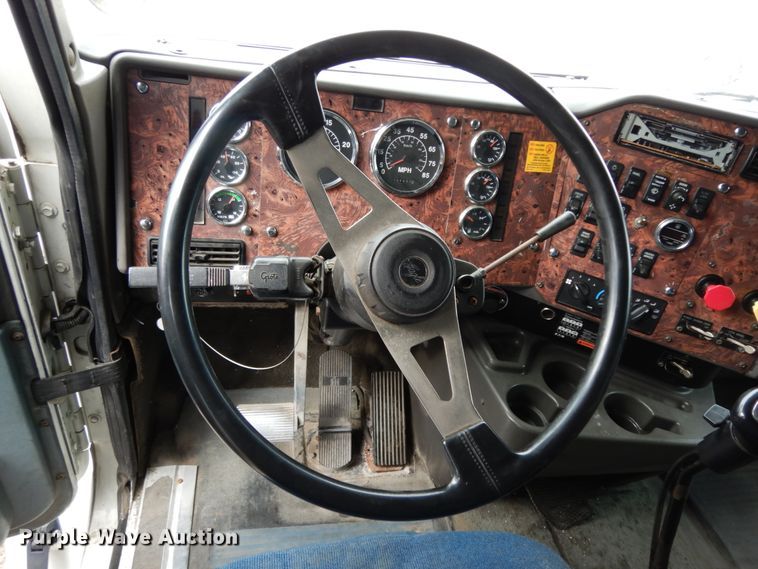 image for item DJ8197 2002 International 9200i  semi truck