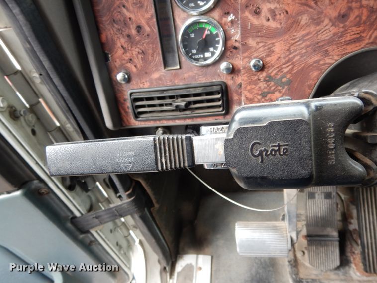 image for item DJ8197 2002 International 9200i  semi truck