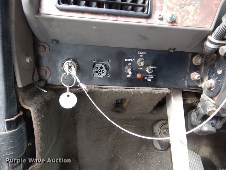 image for item DJ8197 2002 International 9200i  semi truck