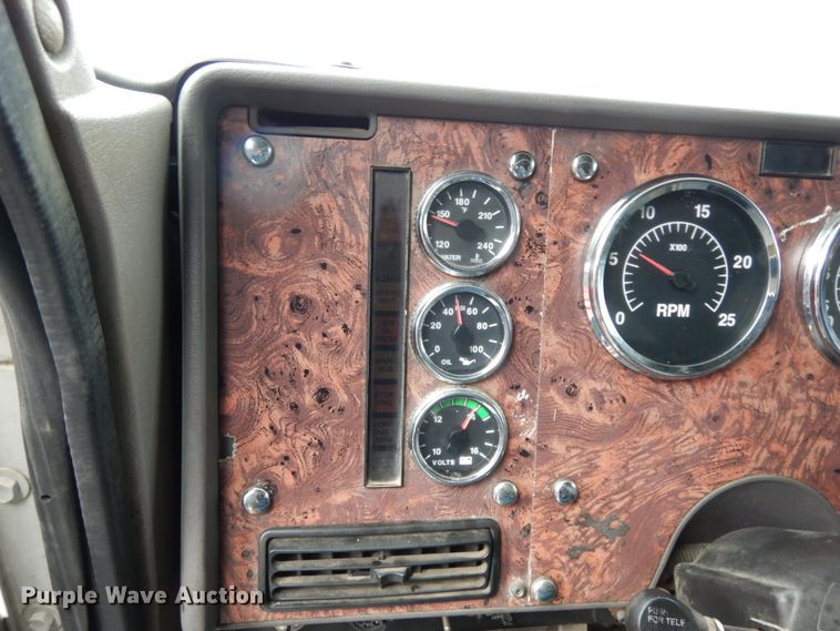 image for item DJ8197 2002 International 9200i  semi truck