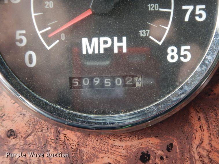 image for item DJ8197 2002 International 9200i  semi truck