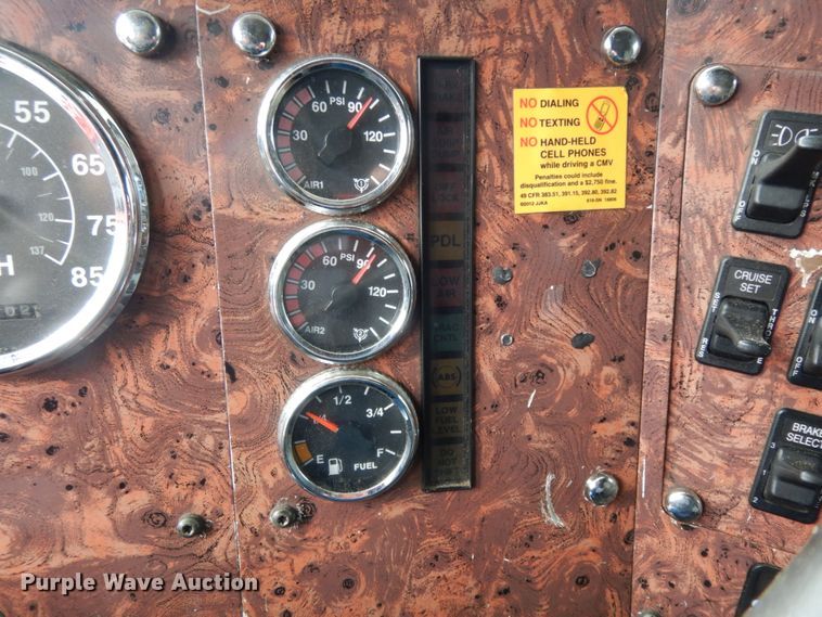 image for item DJ8197 2002 International 9200i  semi truck