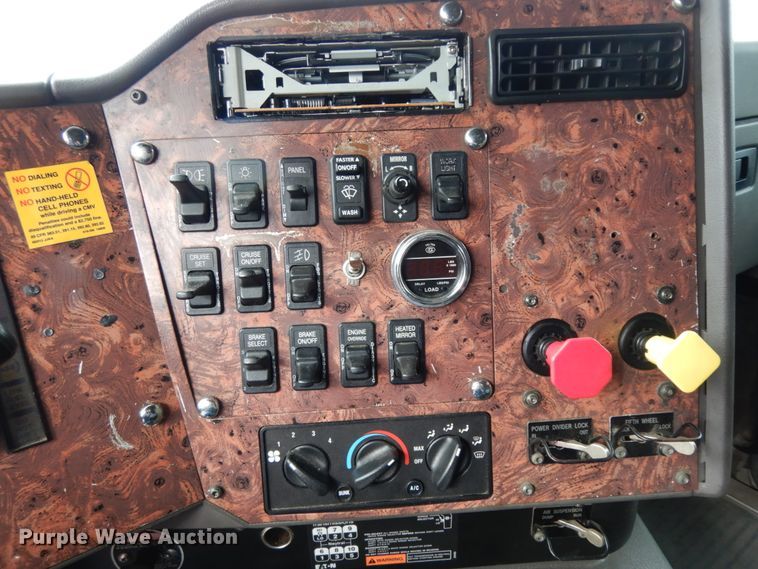 image for item DJ8197 2002 International 9200i  semi truck