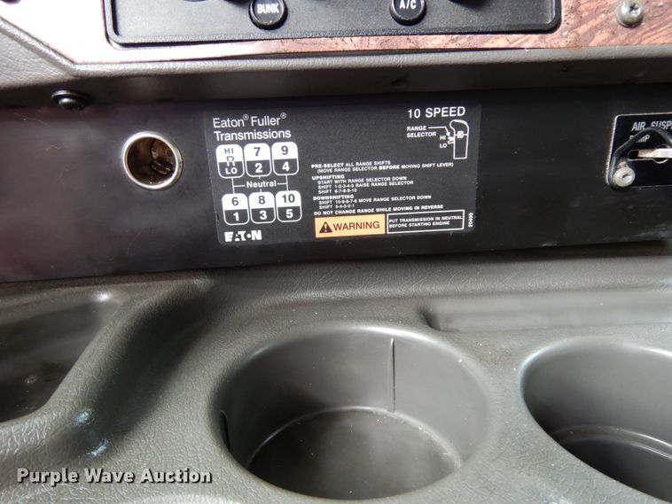 image for item DJ8197 2002 International 9200i  semi truck