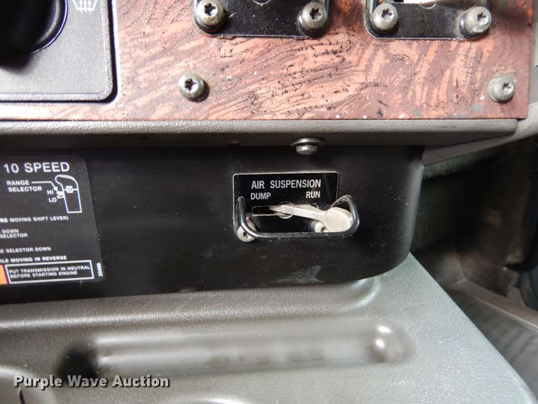 image for item DJ8197 2002 International 9200i  semi truck