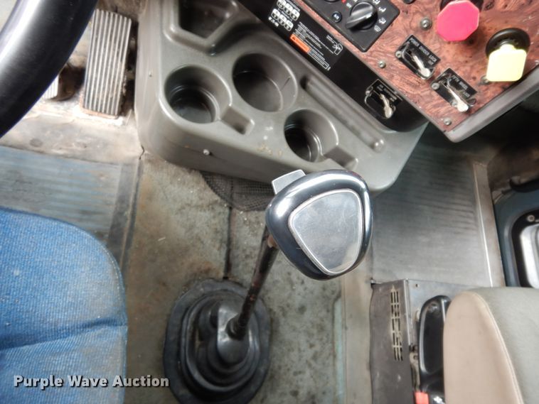 image for item DJ8197 2002 International 9200i  semi truck