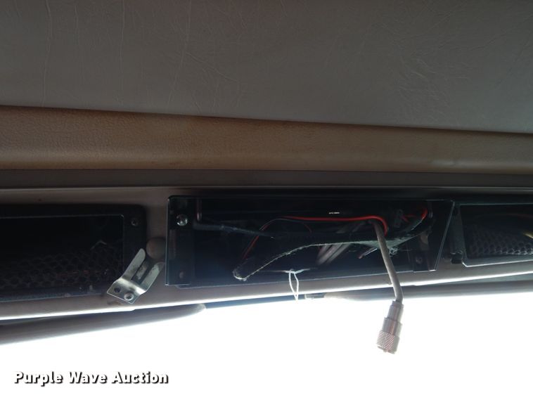 image for item DJ8197 2002 International 9200i  semi truck