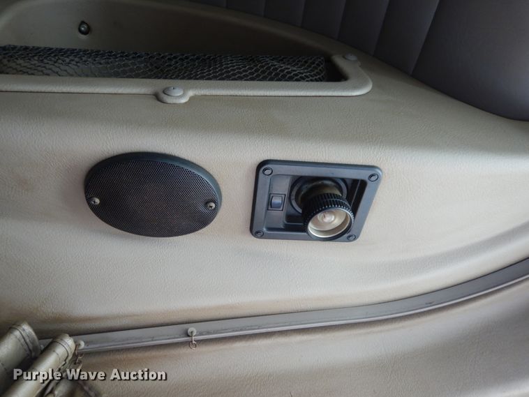 image for item DJ8197 2002 International 9200i  semi truck