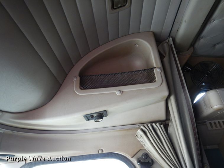 image for item DJ8197 2002 International 9200i  semi truck