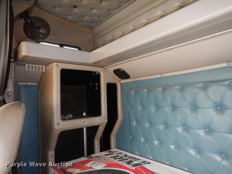 image for item DJ8197 2002 International 9200i  semi truck