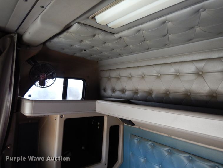 image for item DJ8197 2002 International 9200i  semi truck