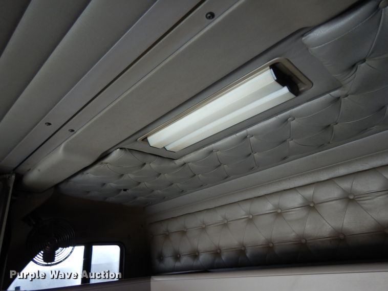 image for item DJ8197 2002 International 9200i  semi truck