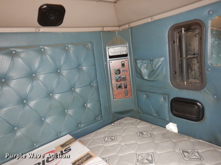 image for item DJ8197 2002 International 9200i  semi truck